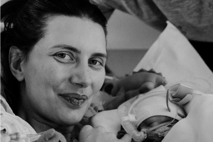 Ongeneeslijk zieke blogster Lara (34) bevalt van kindje ...