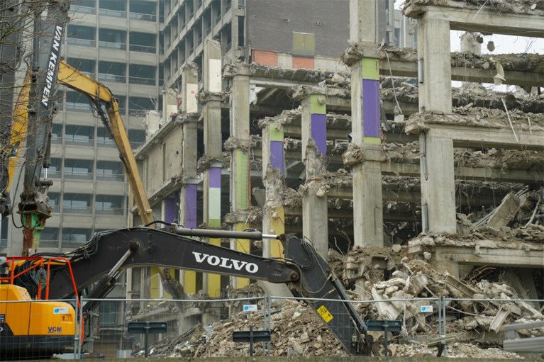 Afbraakwerken gaan snel vooruit: bunker van Belgacomtoren lijkt wel ontploft