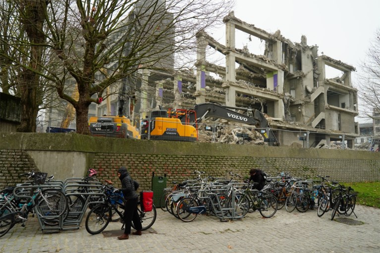 Afbraakwerken gaan snel vooruit: bunker van Belgacomtoren lijkt wel ontploft