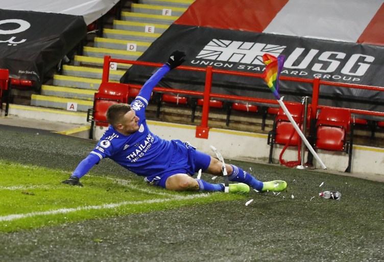 Jamie Vardy bezorgt Leicester City in de slotfase de zege in Sheffield (en trapt vervolgens de cornervlag doormidden)