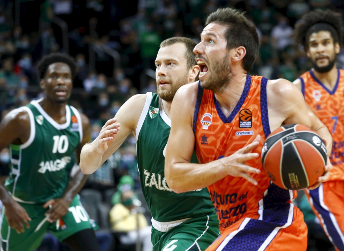 Euroleague basketbal: Valencia met Sam Van Rossom wint op de valreep in Turkije