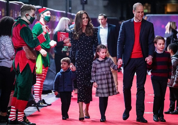 Guitige prins Louis steelt de show op kerstkaartje van prins William en zijn gezin