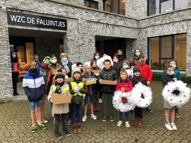 Kinderen brengen kerstgeschenk naar woon-zorgcentrum ...