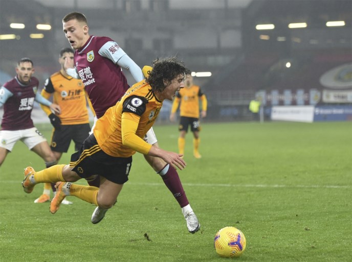 Burnley pakt broodnodige zege tegen Wolverhampton en kruipt zo weg uit degradatiezone