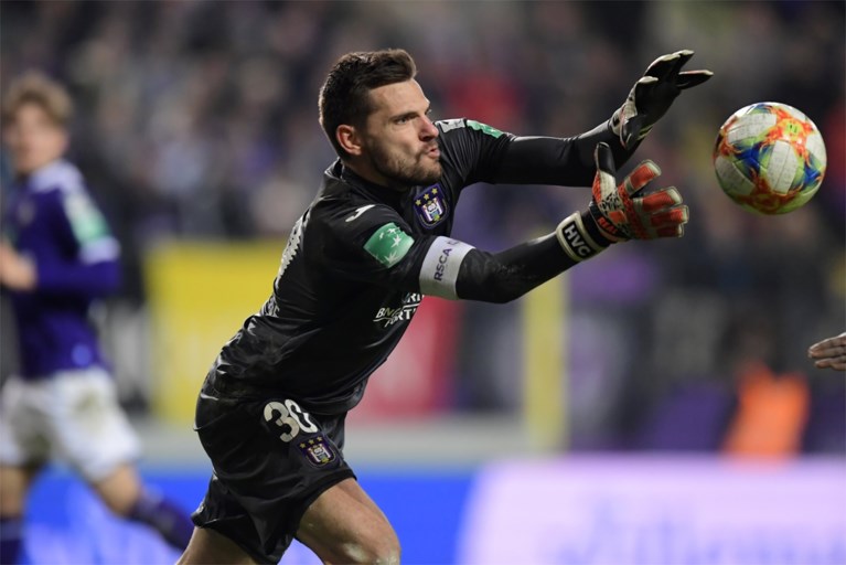 Anderlecht zoekt nieuwe keeper na operatie voor Hendrik Van Crombrugge