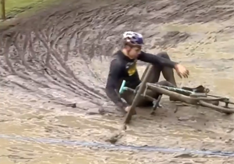 Een Modderbad Voor De Thuisrijder Wout Van Aert Lacht Met Z Het Nieuwsblad Mobile