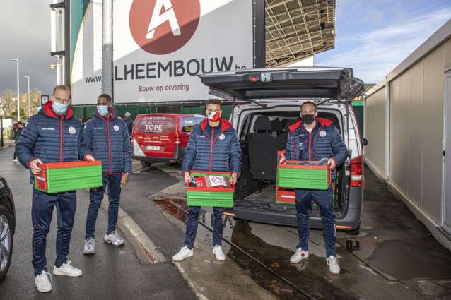 Hartverwarmend gebaar: spelers van Zulte Waregem verdelen ...
