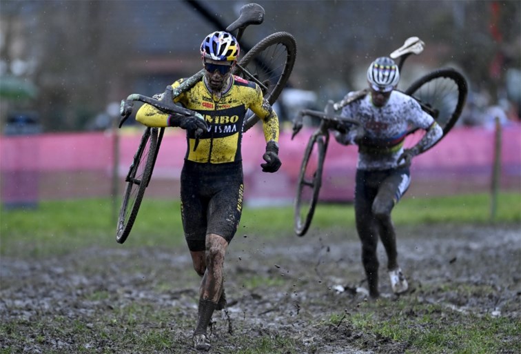 Wout van Aert wint met veel overmacht Wereldbekerveldrit Dendermonde, Mathieu van der Poel tweede op ruime afstand