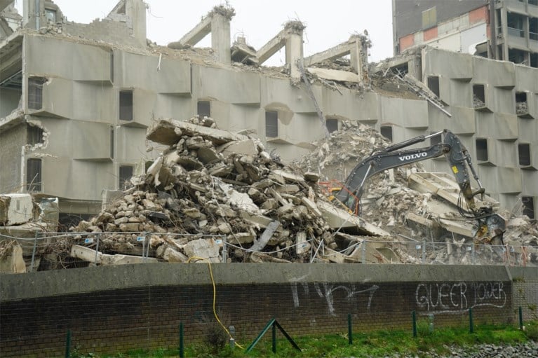 Afbraakwerken gaan snel vooruit: bunker van Belgacomtoren lijkt wel ontploft