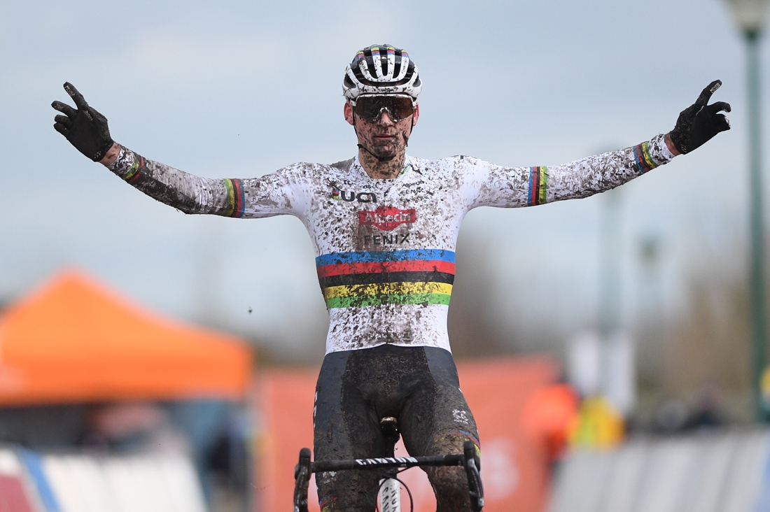 Mathieu van der Poel duldt geen tegenstand en rijdt alleen naar de zege in Bredene