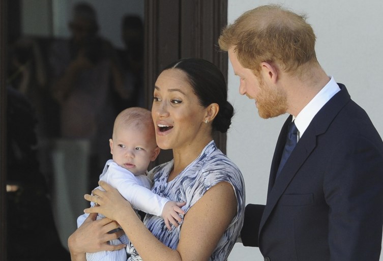 Harry en Meghan maken hun eerste podcast (en vooral het accent van zoontje Archie valt op)