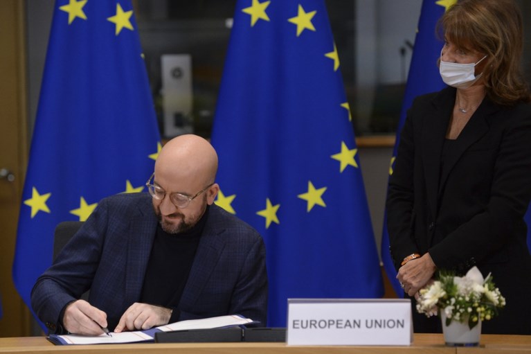 Europese leiders Ursula von der Leyen en Charles Michel ondertekenen Brexit-deal