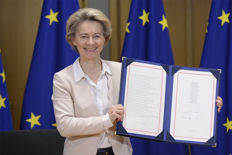 Europese leiders Ursula von der Leyen en Charles Michel ondertekenen Brexit-deal