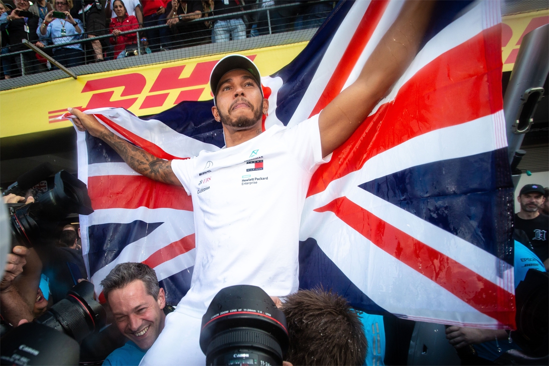 F1-wereldkampioen Lewis Hamilton geridderd door Britse Queen