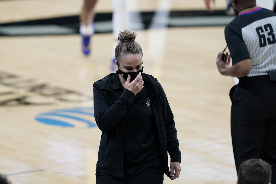 Jarige LeBron James lukt 1.000ste keer op een rij minstens 10 punten, Becky Hammon eerste vrouwelijke coach in NBA