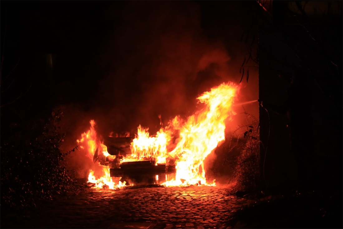 Wagen brandt uit op oprit in Lokeren. Brandstichting wordt niet uitgesloten