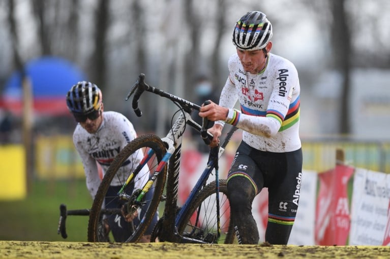Mathieu van der Poel snelt in Gullegem naar zevende zege seizoen, Tom Pidcock is tweede