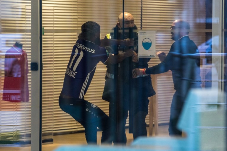 Typisch Lamkel Zé: Kameroener komt op Antwerp in truitje van Anderlecht (maar mag niet binnen)