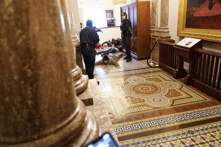 Chaos in Washington: Capitool bestormd, betogers dringen parlementszaal binnen, agenten trekken wapens