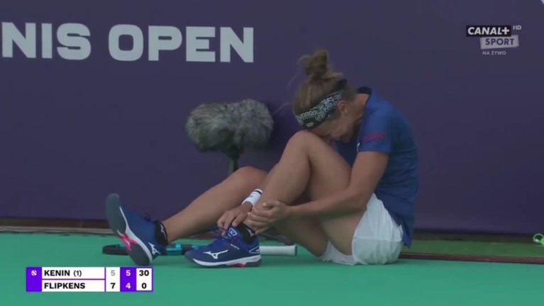 Wat een domper: Kirsten Flipkens was op weg naar stunt, maar moet opgeven met zware blessure na lelijke valpartij