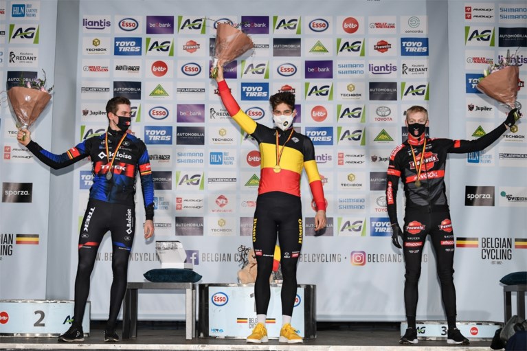 Wout van Aert in tranen na BK: “Deze titel is voor mijn zoontje en mijn vrouw, merci Sarah!”