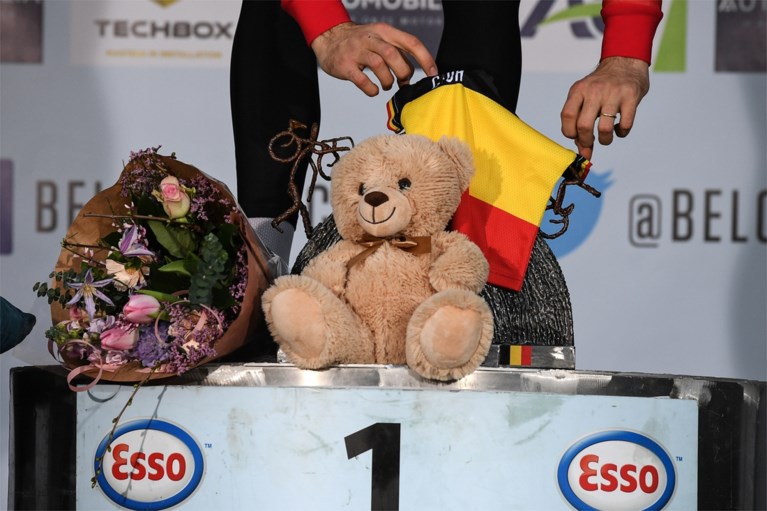 Wout van Aert in tranen na BK: “Deze titel is voor mijn zoontje en mijn vrouw, merci Sarah!”