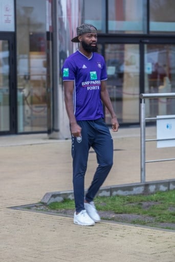 Typisch Lamkel Zé: Kameroener komt op Antwerp in truitje van Anderlecht (maar mag niet binnen)