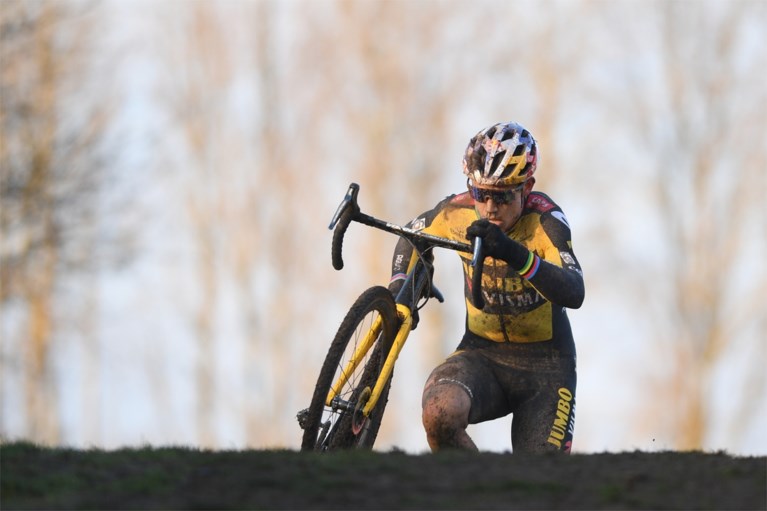 Wout van Aert demonstreert op BK veldrijden in Meulebeke en eert zoontje Georges met duimpje