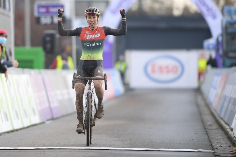 Sanne Cant ontgoochelt niet en rijdt naar twaalfde titel op rij op BK veldrijden, ondanks sterk weerwerk van Lotte Kopecky