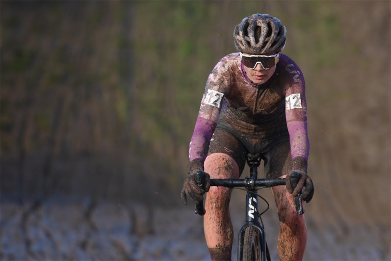 Sanne Cant ontgoochelt niet en rijdt naar twaalfde titel op rij op BK veldrijden, ondanks sterk weerwerk van Lotte Kopecky