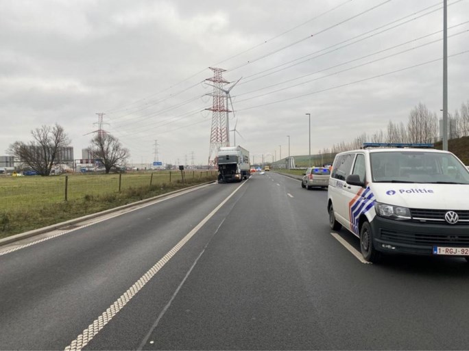 Vrachtwagen rijdt in op auto die vertraagt voor file: twee doden