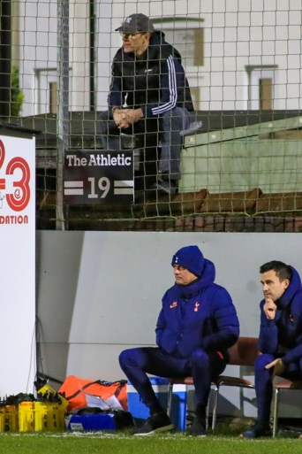 En plots staat Jürgen Klopp naast het veld van amateurclub die tegen Tottenham bekert