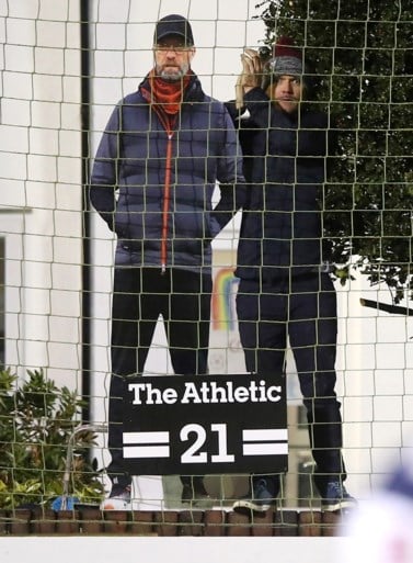 En plots staat Jürgen Klopp naast het veld van amateurclub die tegen Tottenham bekert