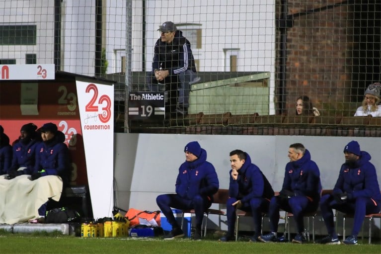 En plots staat Jürgen Klopp naast het veld van amateurclub die tegen Tottenham bekert