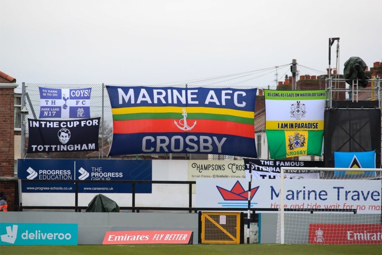 En plots staat Jürgen Klopp naast het veld van amateurclub die tegen Tottenham bekert