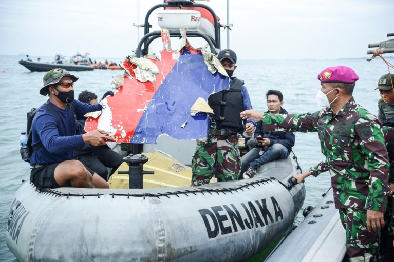 Eerste slachtoffers vliegtuigcrash Indonesië bekend: zwangere moeder, vijf familieleden en een vader die op zakenreis was