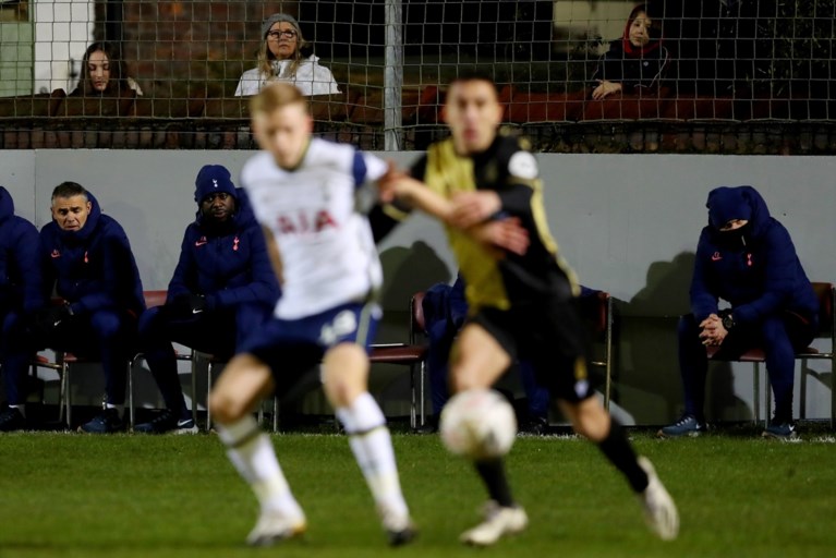 En plots staat Jürgen Klopp naast het veld van amateurclub die tegen Tottenham bekert