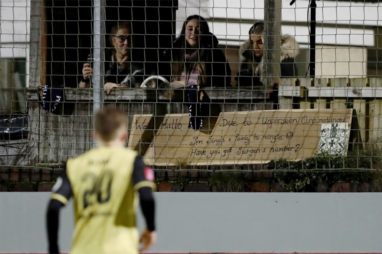 En plots staat Jürgen Klopp naast het veld van amateurclub die tegen Tottenham bekert