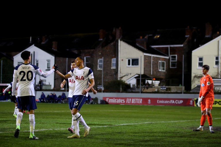 En plots staat Jürgen Klopp naast het veld van amateurclub die tegen Tottenham bekert