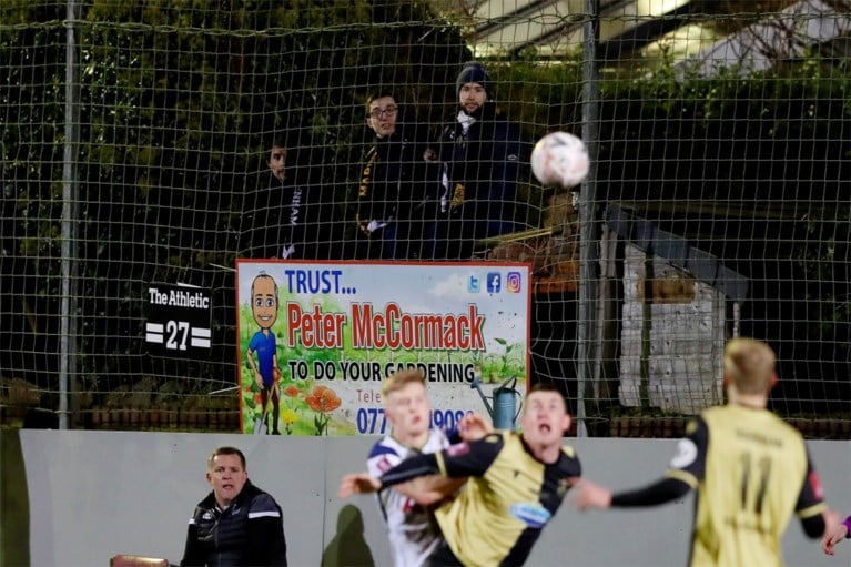 En plots staat Jürgen Klopp naast het veld van amateurclub die tegen Tottenham bekert