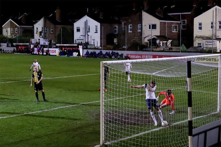 En plots staat Jürgen Klopp naast het veld van amateurclub die tegen Tottenham bekert