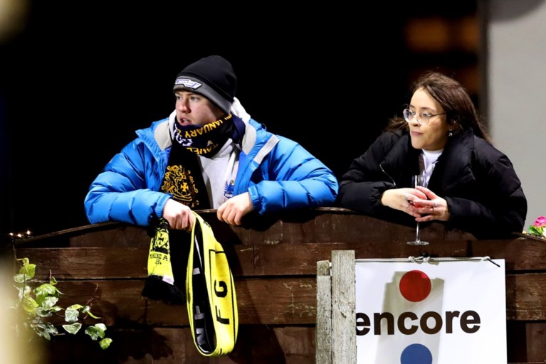 En plots staat Jürgen Klopp naast het veld van amateurclub die tegen Tottenham bekert