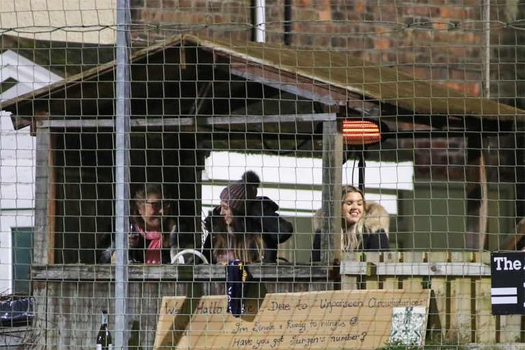 En plots staat Jürgen Klopp naast het veld van amateurclub die tegen Tottenham bekert