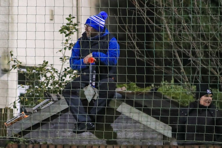 En plots staat Jürgen Klopp naast het veld van amateurclub die tegen Tottenham bekert