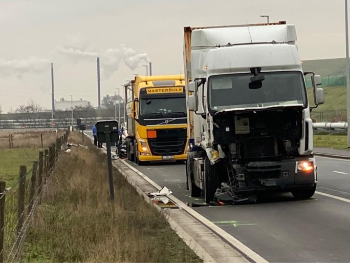Vrachtwagen rijdt in op auto die vertraagt voor file: twee doden
