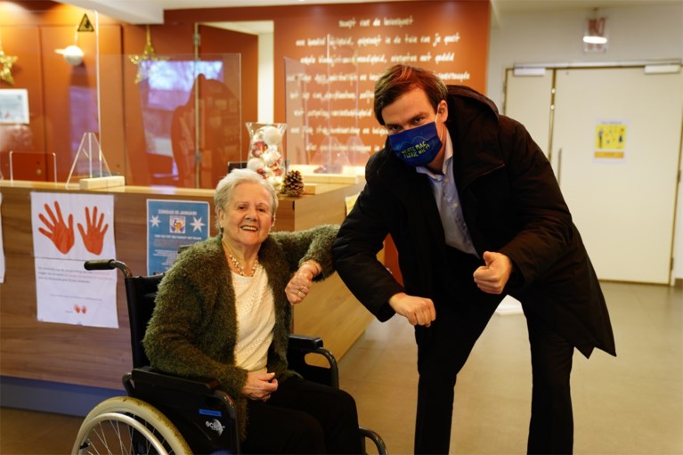 Denise (87) is eerste gevaccineerde Gentenaar: “Ik voel me op slag 20 jaar jonger”'