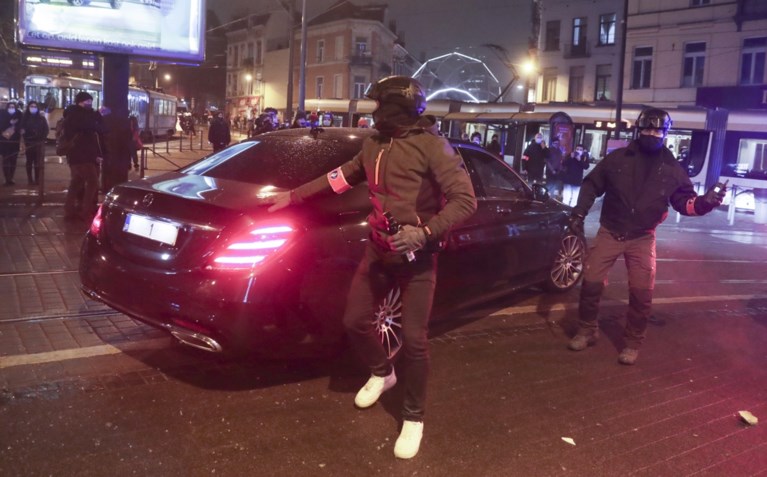 Betoging voor overleden Ibrahima (23) escaleert: waterkanon ingezet, brand in commissariaat, wagen van koning Filip plots tussen de relschoppers