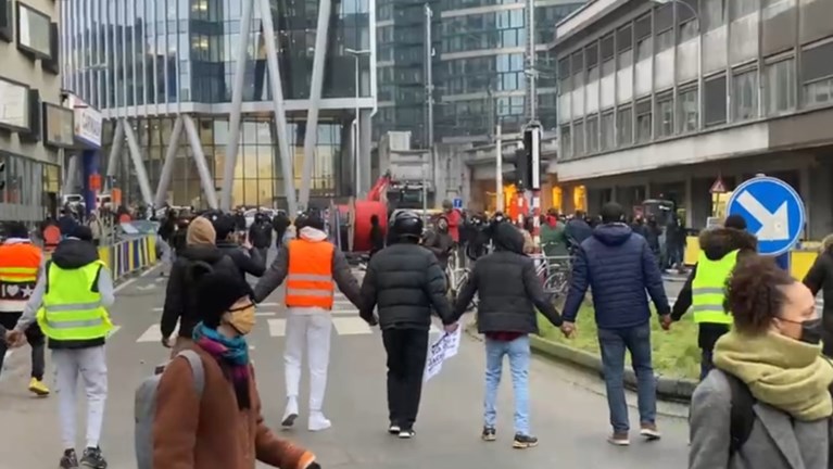 Betoging voor overleden Ibrahima (23) escaleert: waterkanon ingezet, brand in commissariaat, wagen van koning Filip plots tussen de relschoppers