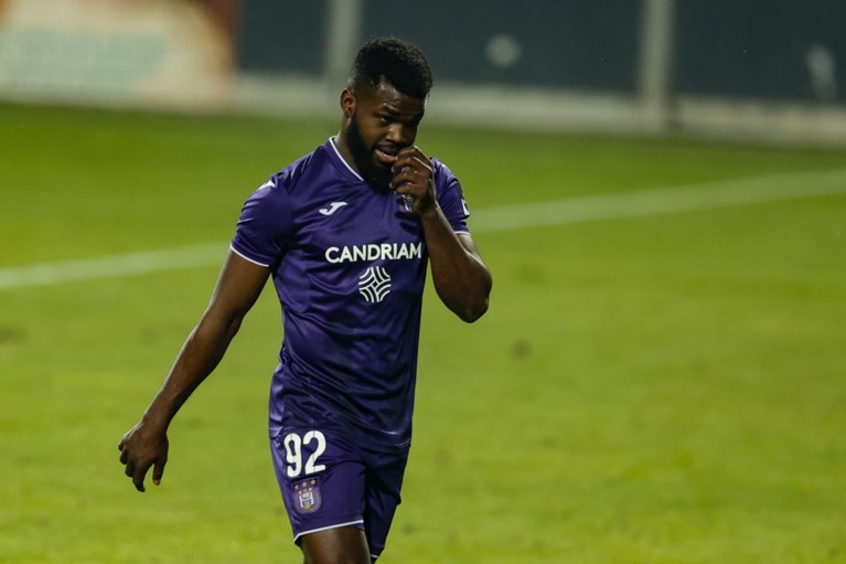 Anderlecht-kapitein Kemar Lawrence pakt rode kaart na stevige tackle, Sambi Lokonga reageert kwaad: “De VAR heeft geen zin”