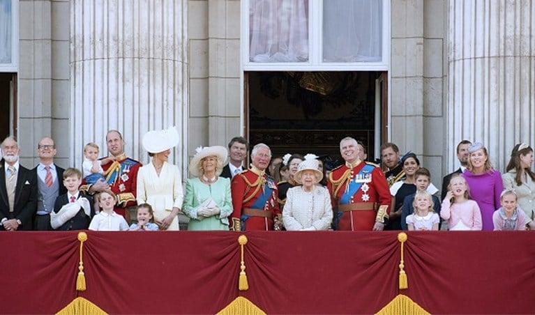 ROYALS. William en Kate krijgen kritiek, Fergie schrijft stationsromannetje